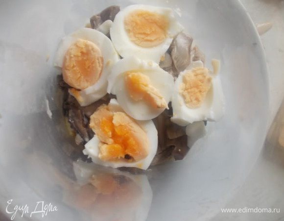 Затем, кольцами порезанное яйцо, которое предварительно сварено. Полить соусом.