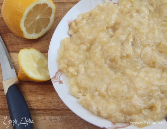 Включить духовку в режиме 170*С.
Два банана размять вилкой до состояния кашицы, сбрызнуть соком лимона.