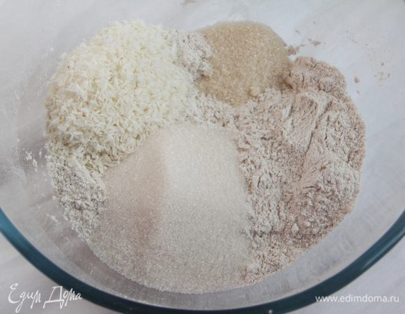 Добавить ванильный сахар, сахарный песок и кокосовую стружку. Перемешать.
