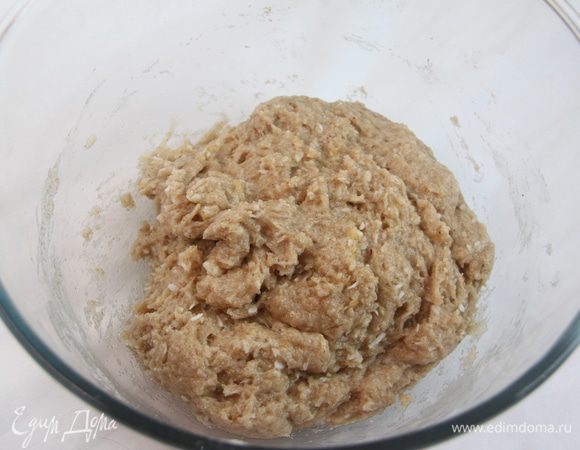 Замесить тесто - оно достаточно липкое.