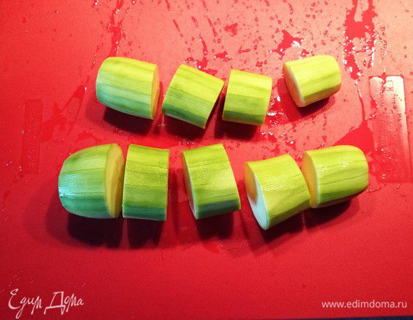 Кабачки нарезать кольцами 4 см.