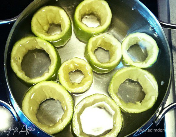 Положить кабачки на 15 минут в горячую подсоленную воду.