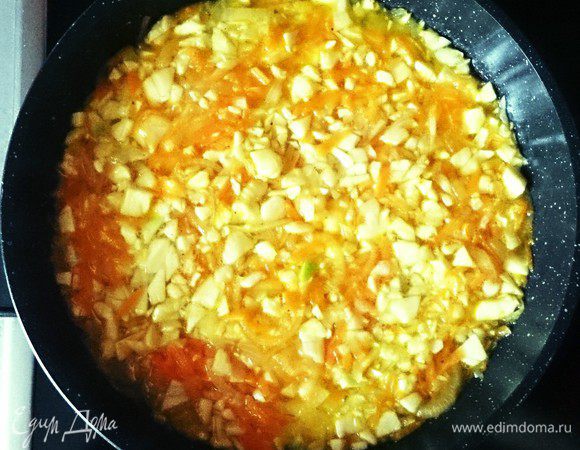 Добавить кабачок, соль и перец. 