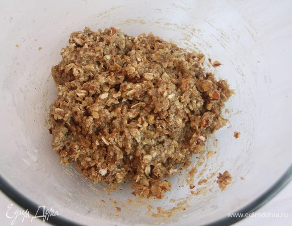 Добавить к вышеуказанной смеси миндаль, замесить тесто.