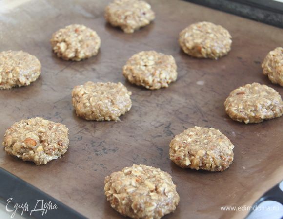 Смачивая руки водой, сформировать небольшие колобки (у меня получилось 12 штук), выложить на противень, придавить ладошкой. Выпекать примерно 15 минут.