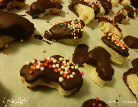 Печенюшки -  от marysa у нас с сыном приобрели форму машинок, чудные печенки, очень всем понравились и быстро разлетелись.  

http://www.edimdoma.ru/retsepty/62871-pechenyushki