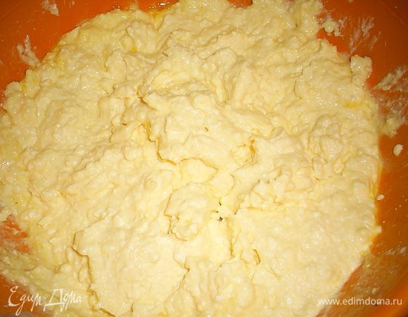 Творог с сахаром, ванилином и яйцами взбиваем погружным блендером до однородности. Затем добавляем манку, крахмал (можно кукурузный,а можно и картофельный). Перемешиваем.