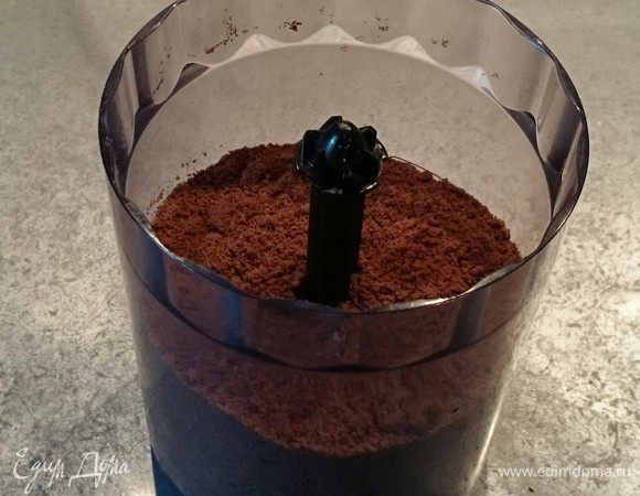 Измельчить печенье в крошку.