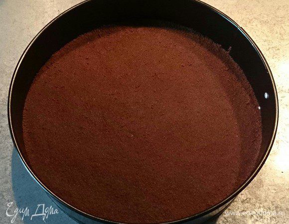 Печенье с маслом выложить в разъемную форму, поставить в холодильник на 40 минут.