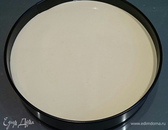 Полученную массу выложить на корж. Под решотку, поставить форму с водой. Выпекать чизкейк при 170 г в течение часа. Готовый чизкейк остудить. Поставить в холодильник на 3-4 часа. 