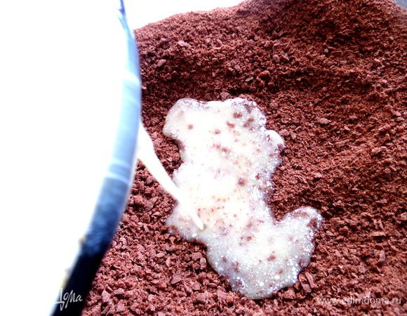 Влить растопленное масло,пока не всё.