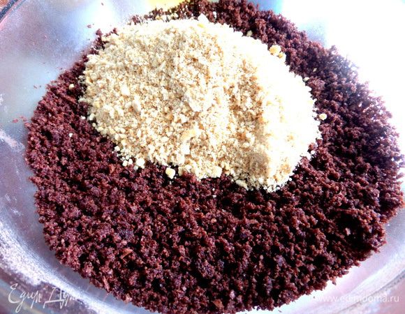 Так как разъёмная форма у меня только большая 26 см,то показалось мало крошки и раскрошила ещё немного крекеров...