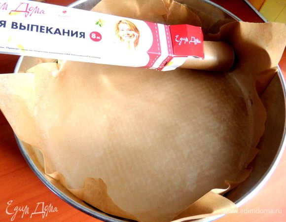 Форму застелила бумагой для выпечки.