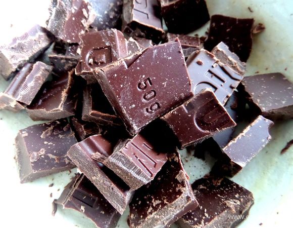 Для шоколадного слоя поломать шоколад.