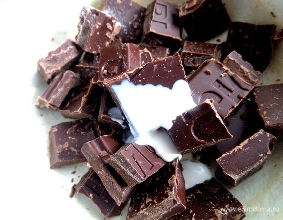 Растопить на водяной бане с небольшим количеством сливок или молока.