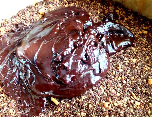 И сразу наносить лопаточкой прямо на тёплый ещё корж.