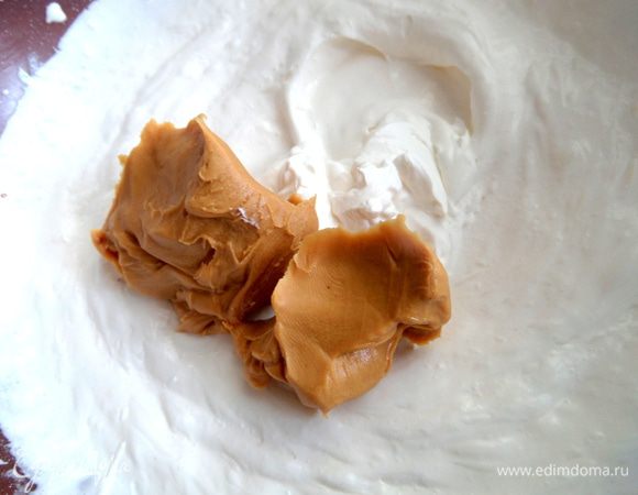 Добавим в сливки по вкусу пасту.