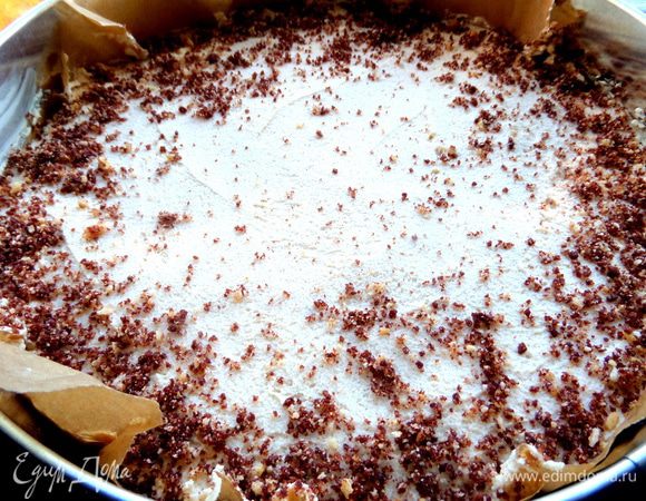 Или сразу украсить...Например,оставшейся крошкой.