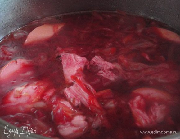 2.	В кастрюле с толстым дном обжарить немного лук, добавить свеклу и еще обжарить пару минут, залить горячим бульоном и долить 1 ч. ложку лимонного сока, чтобы при варке свекла не потеряла свой цвет. Накрыть крышкой и варить на среднем огне 20 минут.
3.	Добавить капусту, ягоды можжевельника и варить еще 10 минут.
