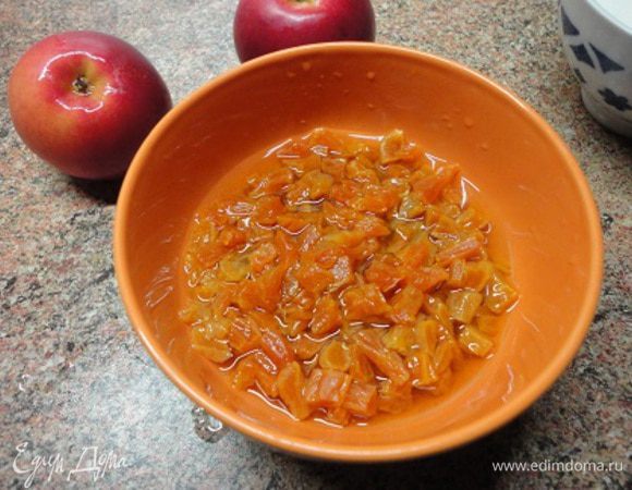 Курагу нарезать кубиками и замочить в яблочном соке. Подготовить капусту ( имеется ввиду отжать и промыть, если надо). 