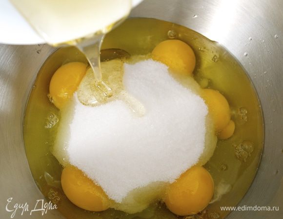 Яйца комнатной температуры (!!!) положить в большую миску для взбивания. Добавить сахар и мед. Взбить с помощью стационарного (или ручного) мискера до пышности и увеличения массы в объеме. Взбивать около 10 минут.