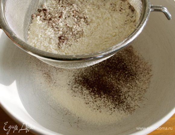 Тем временем духовку включить разогреваться на 180 С. 
Отдельно просеять муку, какао и разрыхлитель. Добавить щепотку соли.  