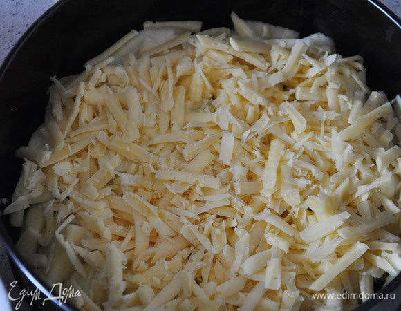 Сверху посыпать тертым сыром.