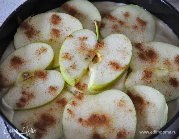 Посыпать сахаром и корицей