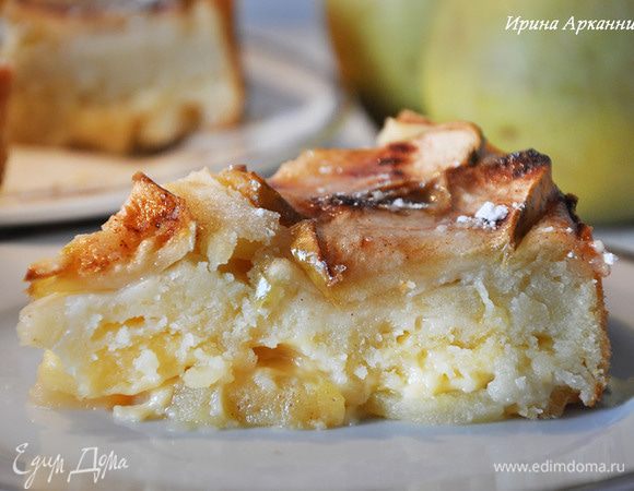 Разрезать, дав пирогу немного остыть.