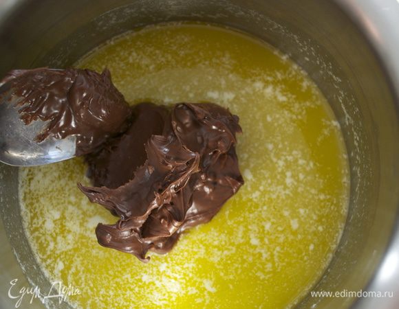 Сливочное масло растопить, слегка остудить и добавить шоколадно-ореховую пасту.