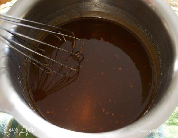 Размешать, чтобы не было комочков. (У меня на этот раз паста была с добавлением небольших кусочков дробленных орешков - тоже хорошо получилось!)