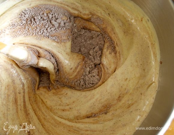 В яичную массу осторожно частями добавить сухие ингредиенты и аккуратно смешать, плавными движениями снизу вверх, чтобы яичная масса не осела.