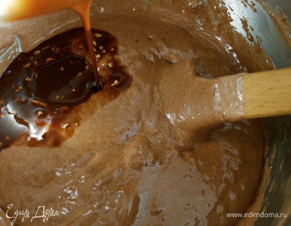 В конце добавить шоколадный крем.