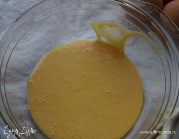 Желтки взбиваем с 1/3 сахара и ликером.
