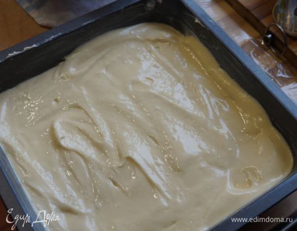 Добавляем взбитые белки, форму для выпечки застилаем пергаментом, смазываем маслом стенки.