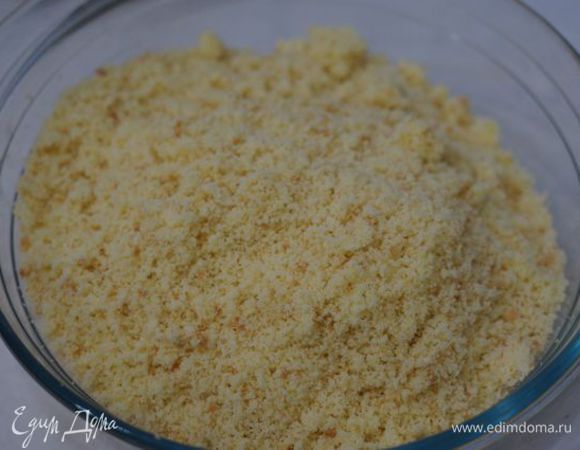 Остывший бисквит разминаем/перемалываем в мелкую крошку, добавляем ванилин.