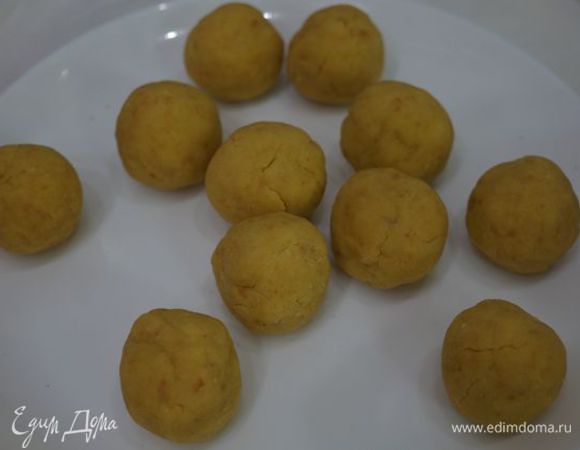 Скатываем шарики весом от 30 до 45 грамм, ставим в холодильник на 2 часа, чтобы крем хорошо схватился.