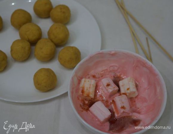 Маршмеллоу растапливаем в СВЧ небольшими порциями (будет быстро застывать) с лимонным или фруктовым соком.