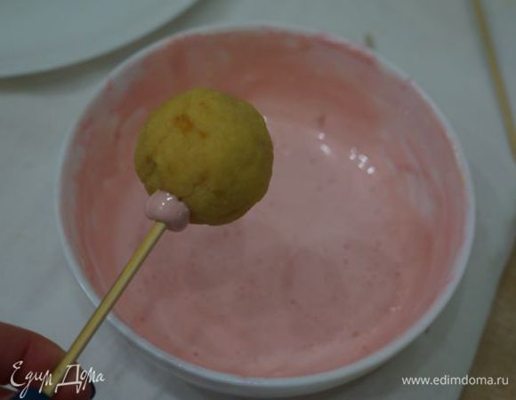 Берем палочку (пластиковую или деревянную, можно трубочку), обмакиваем в маршмеллоу, одеваем на нее кейк поп.