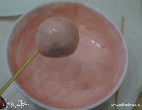 Окунаем полностью в зефирную глазурь.