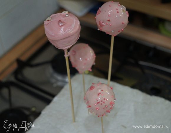 Украшенные кейк попсы вставляем в пенопласт, оставляем в холоде до полного застывания глазури. Приятного аппетита!
