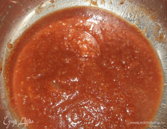 Смешиваем яблочное пюре готовое (можно детское питание) с кетчупом, коричневый сахар, соевый соус,перец,паприка,корица,чеснок,выдавливаем соус и всё перемешиваем.