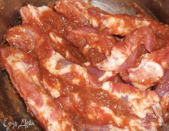 Рёбрышки разрезаем по косточкам,хорошо обмазываем каждый кусочек соусом и ставим в холодное место на 1-12 часа помариноваться (можно на ночь)
