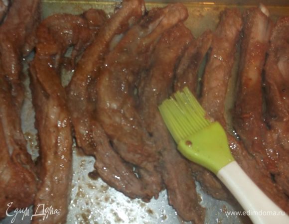 Через каждые 20 минут, доставайте рёбрышки и смазывайте оставшимся соусом (если будет сильно много сока,слейте).