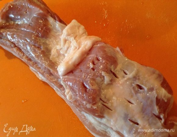 Грудинку хорошо вымыть и обсушить бумажным полотенцем. (еще можно "потыкать" в нее ножом)