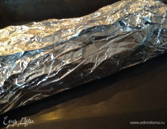 Отправить грудинку в духовку на 30 минут при 160 градусах, потом еще на 15 минут при 200. После окончания времени, оставить в духовке на 20 минут.