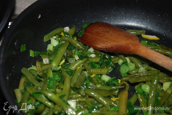 На разогретую сковороду выкладываем спаржевую фасоль, немного обжариваем, режем зеленый лук произвольными кусочками и добавляем на сковороду, солим и перчим по вкусу.