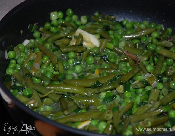 Добавляем замороженный горошек (как вариант - вперемешку с фасолью), овощи доводим до состояния "al-dente".