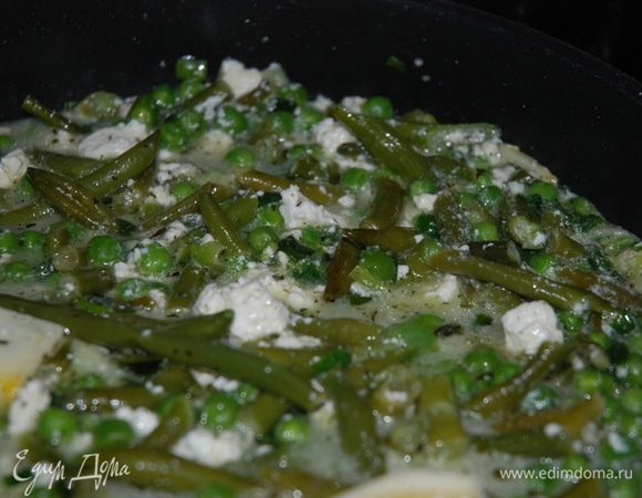 Посыпаем начинку порезанной свежей мятой (или сушенной), добавляем сливки и бульон - в этот же момент, доводим все это до кипения и добавляем творог, перемешиваем.