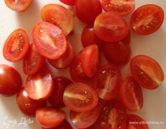 Режем помидоры черри пополам.